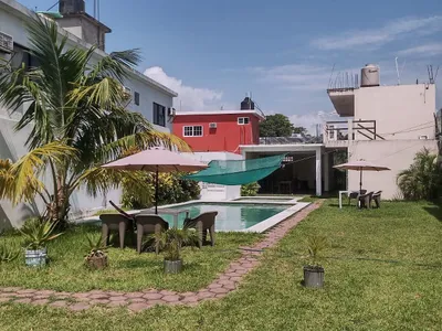 Alberca y jardín de Casa Xanath