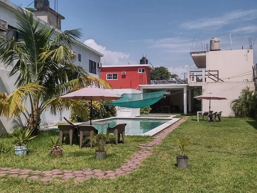 Alberca y jardín de Casa Xanath