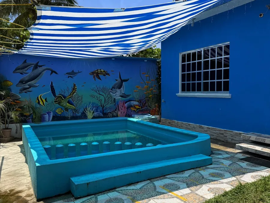 Alberca privada con toldo y mural marino de Casa Vía Mar en Tecolutla