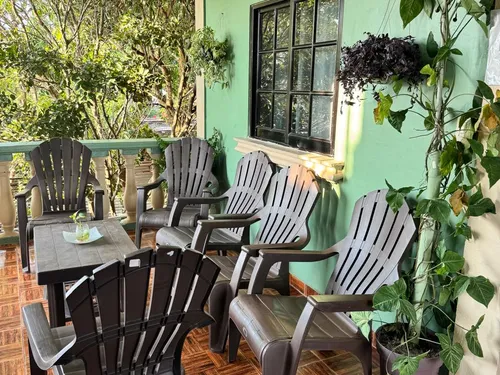 Terraza de Casa de Huéspedes Microhotel con sillones y mesa entre plantas