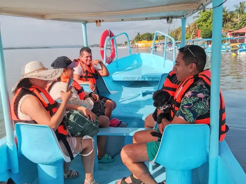 Turistas y su mascota a bordo de la Lancha Mi Ángel IR durante el recorrido