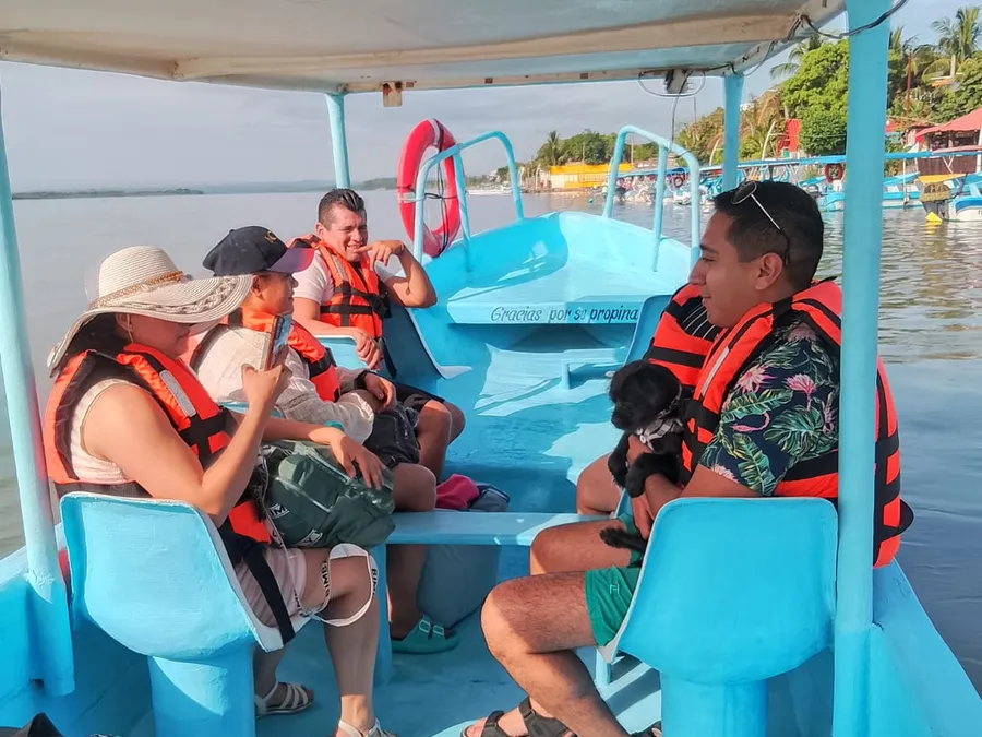 Turistas y su mascota a bordo de la Lancha Mi Ángel IR durante el recorrido