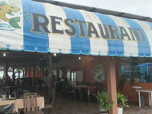 Fachada de Restaurant Panchita con su toldo azul y blanco en Tecolutla