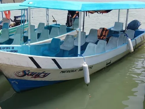 Lancha Santy con su nombre y matrícula pintados en el casco