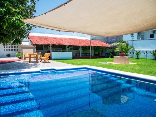 Alberca de Casa Vacacional Orquídeas con toldo y terraza techada