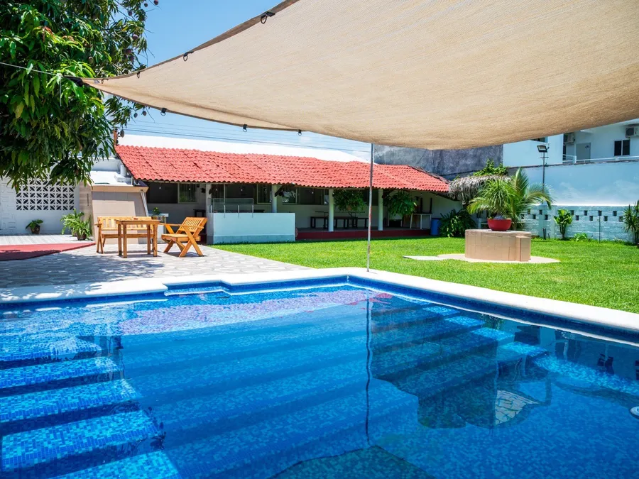Alberca de Casa Vacacional Orquídeas con toldo y terraza techada