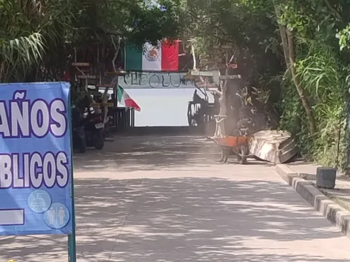 Calle de Tecolutla con puestos y banderas mexicanas