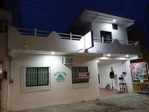 Fachada de Hotel Luna Tecolutla iluminada de noche
