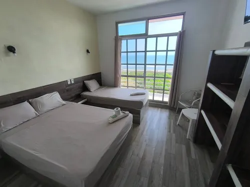 Habitación del Hotel LunAzul con dos camas y ventanal con vista al mar