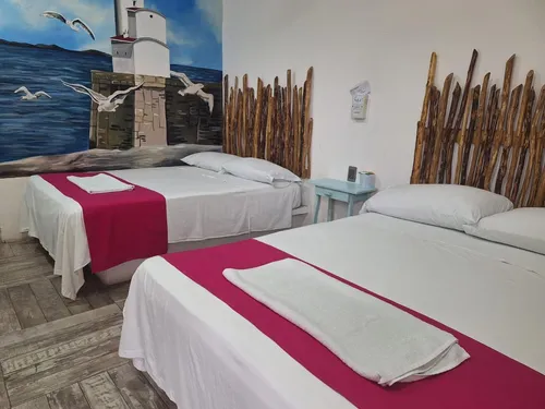 Habitación con mural de faro y gaviotas de Hotel Nautilus en Tecolutla