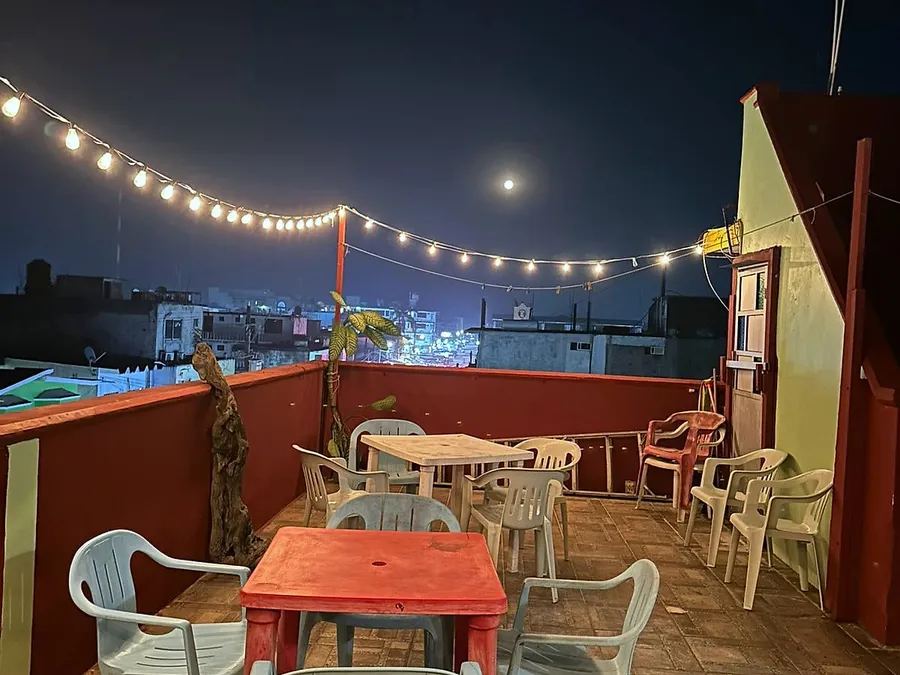 Terraza del Hotel Manglar de noche, con luces y mesas al aire libre