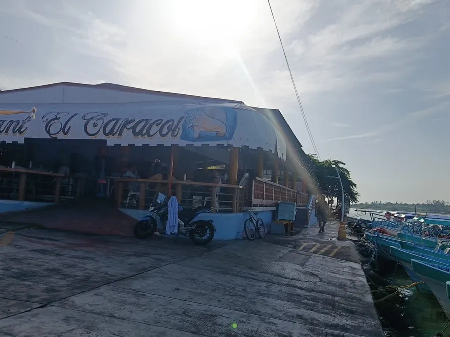 Fachada junto al embarcadero de lanchas de Restaurant El Caracol en Tecolutla