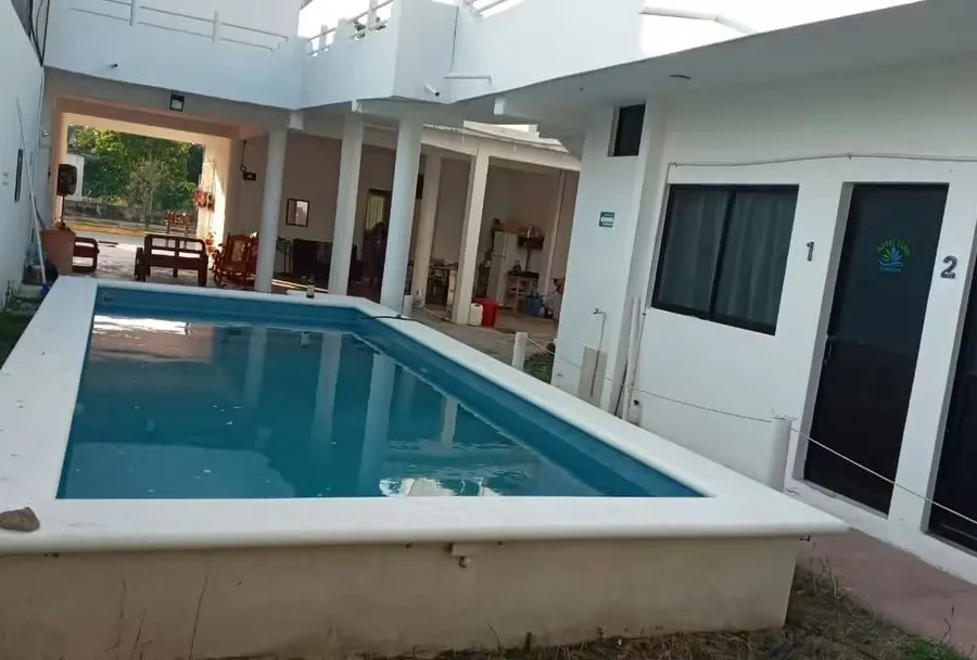 Alberca de Hotel Luna junto a las habitaciones 1 y 2