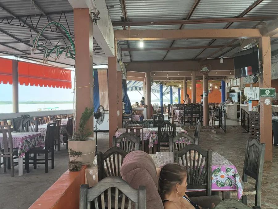 Terraza techada de Restaurant Panchita con vista al río Tecolutla