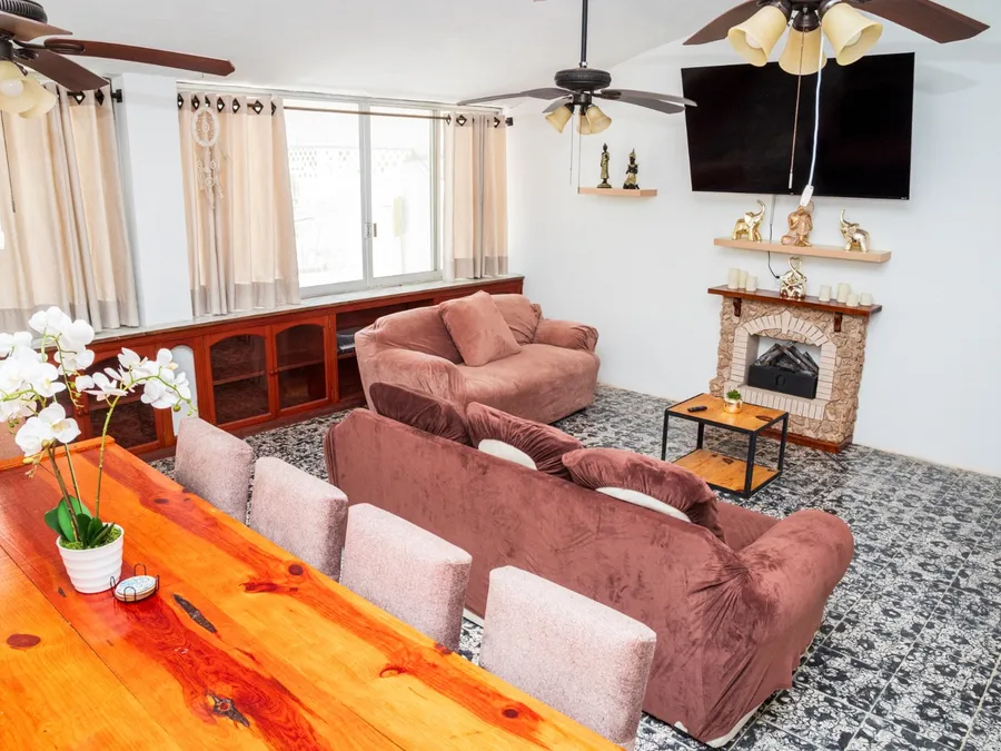 Sala de Casa Vacacional Orquídeas con sofás, chimenea y comedor