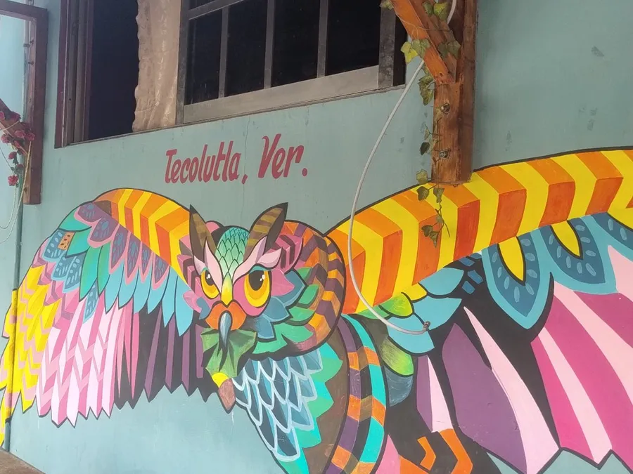 Fachada con mural de tecolote y letrero "Tecolutla, Ver."