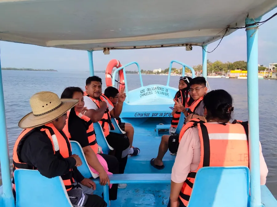 Grupo de turistas con chalecos salvavidas disfrutando el paseo en la Lancha Mi Ángel IR