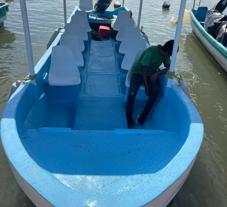 Lancha Santy de frente con su techo azul, lista para el recorrido