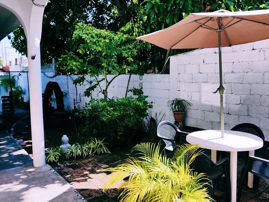 Jardín de Casa Mandala con fuente y área de mesas