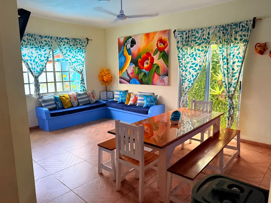 Sala y comedor con cuadro de loro de Casa Vía Mar en Tecolutla