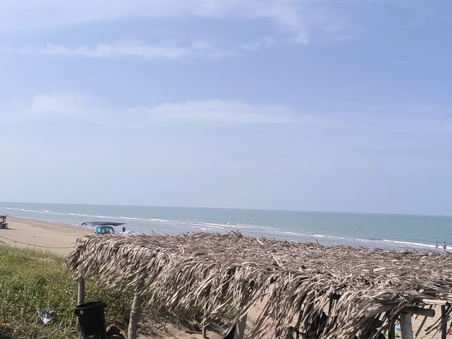 Vista de la playa de Tecolutla desde el Hotel LunAzul, con palapa en primer plano