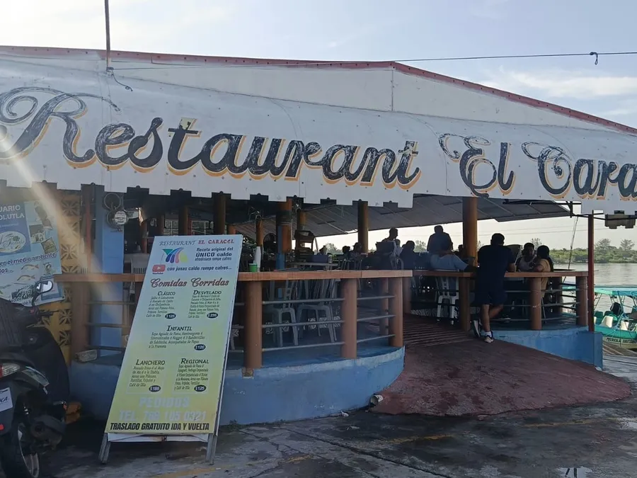 Entrada con pizarrón de menú de Restaurant El Caracol en Tecolutla