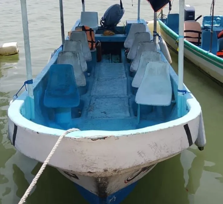 Vista superior de la lancha Santy con sus asientos y chaleco salvavidas