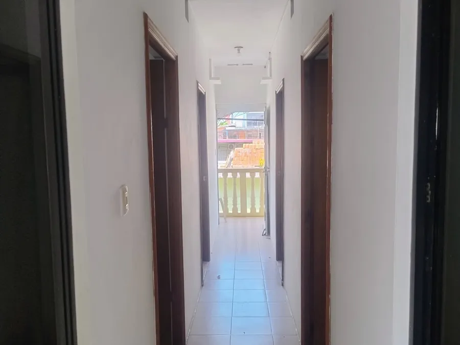 Pasillo de Habitaciones Mary con acceso a las habitaciones y balcón al fondo