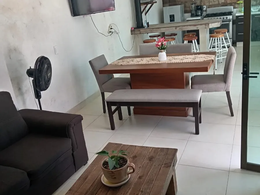 Sala comedor con cocina integrada de Villas Conchita De Mar