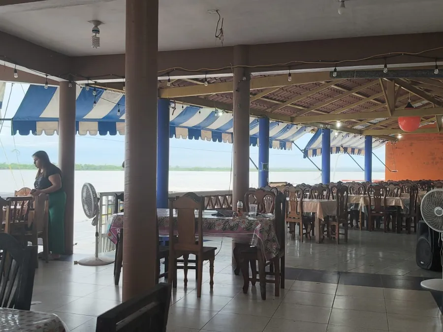 Comensales en la terraza de Restaurant Panchita frente al río
