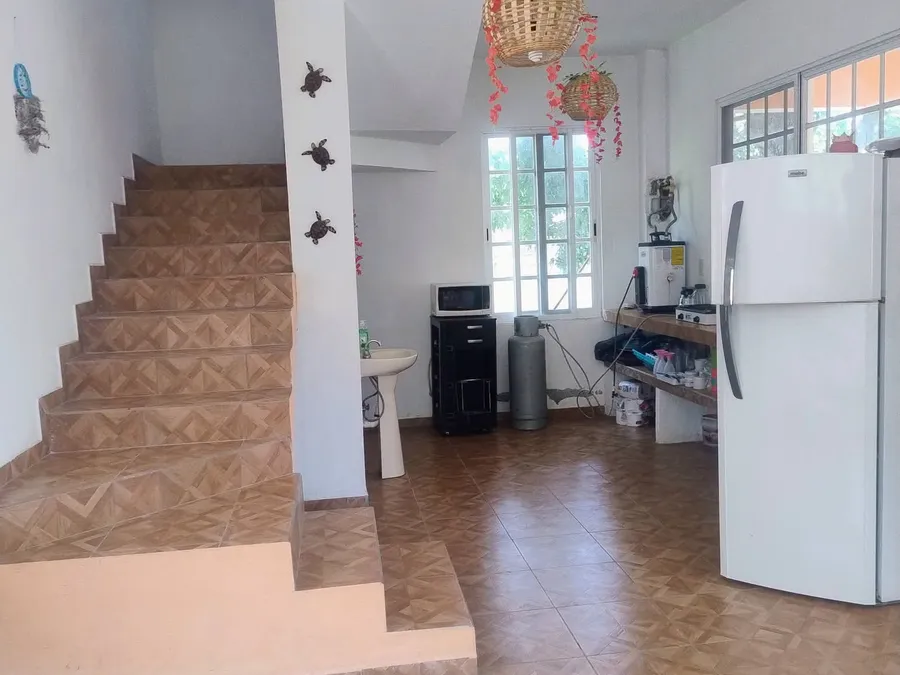 Escalera interior y área de cocina de Casa Ceci