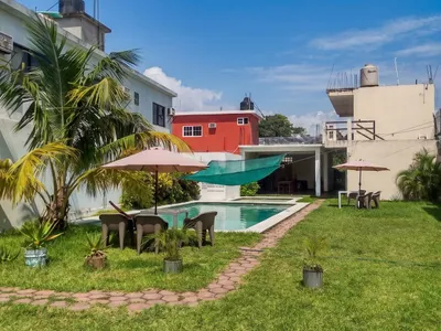 Vista del patio y el jardín de Casa Xanath