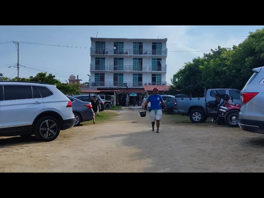 Fachada del Hotel LunAzul de Tecolutla con estacionamiento al frente