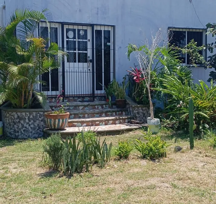 Fachada de Quinta Ruben's con jardín amplio en el fraccionamiento Arcadia, Tecolutla