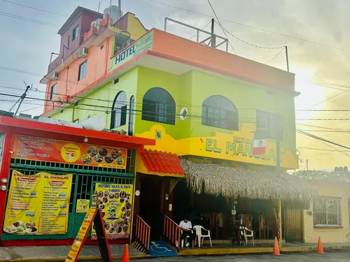 Fachada del edificio, con las habitaciones arriba del Restaurante El Manglar