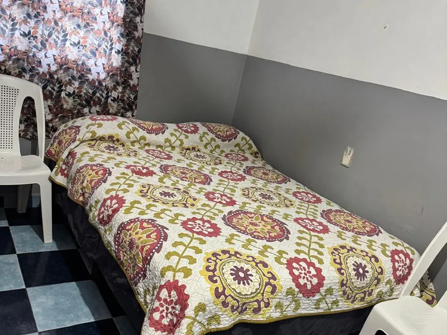 Recámara de Casa de Huéspedes Microhotel con cama individual y piso ajedrezado