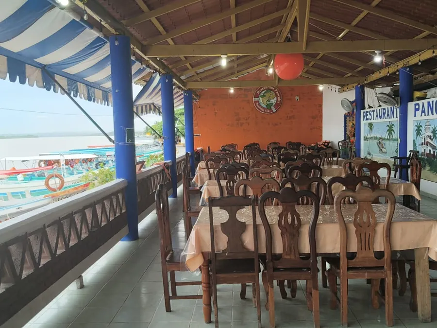 Salón principal de Restaurant Panchita con mural del restaurante