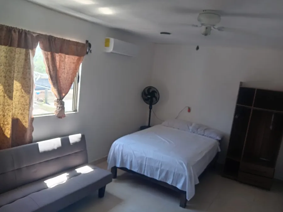 Recámara de Villas Conchita De Mar con cama matrimonial y sofá cama