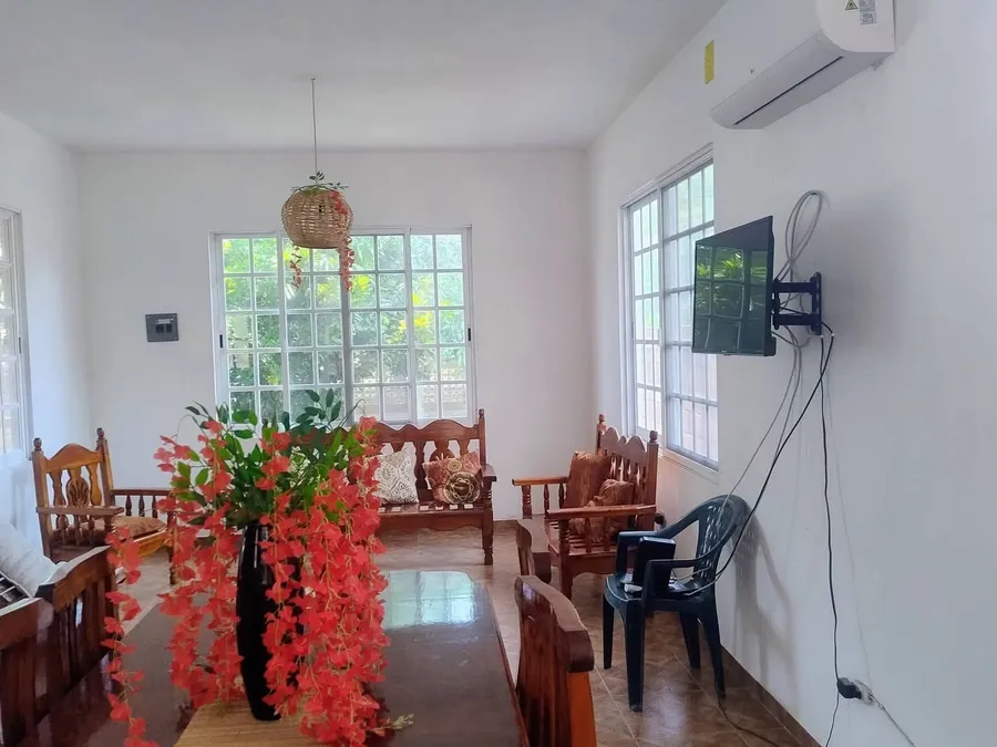 Sala comedor de Casa Ceci con televisión