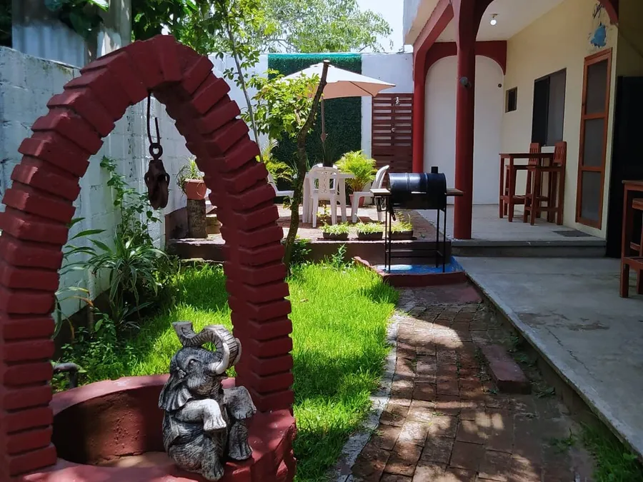 Jardín de Casa Mandala con fuente decorativa tipo pozo