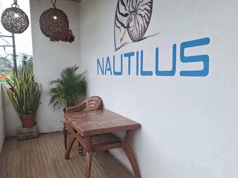 Terraza con mural del logo Nautilus de Hotel Nautilus en Tecolutla