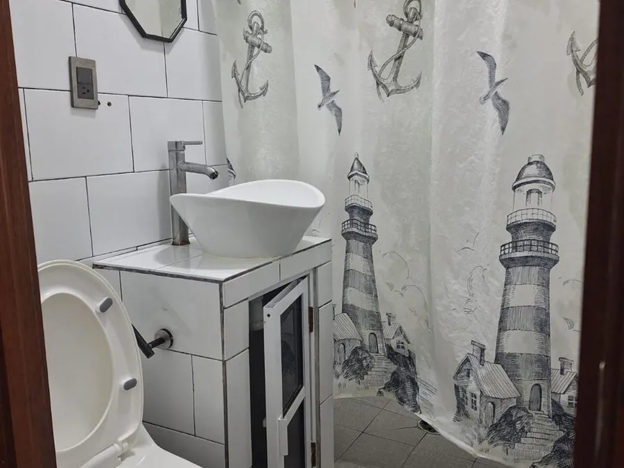 Baño con cortina de temática náutica de Hotel Nautilus en Tecolutla