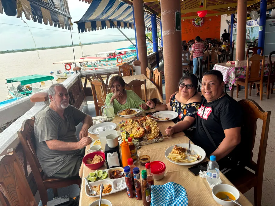 Familia disfrutando una langosta a la plancha en Restaurant Panchita