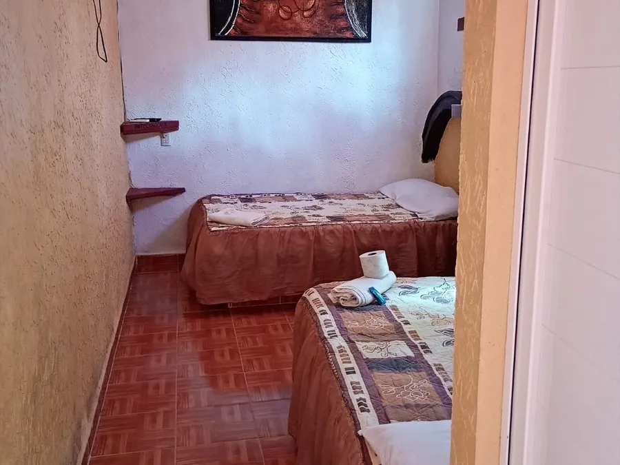Habitación de Hotel Valeria con dos camas individuales