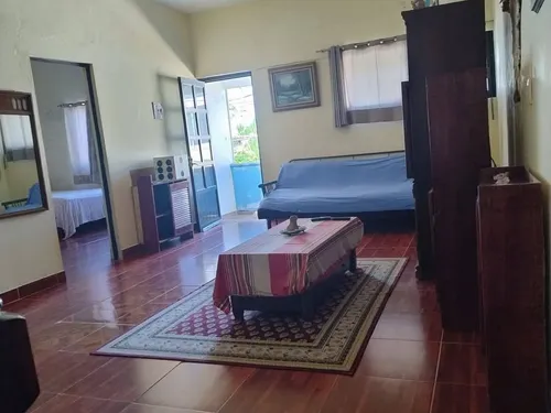 Sala de estar de Casa General con tapete y muebles de madera