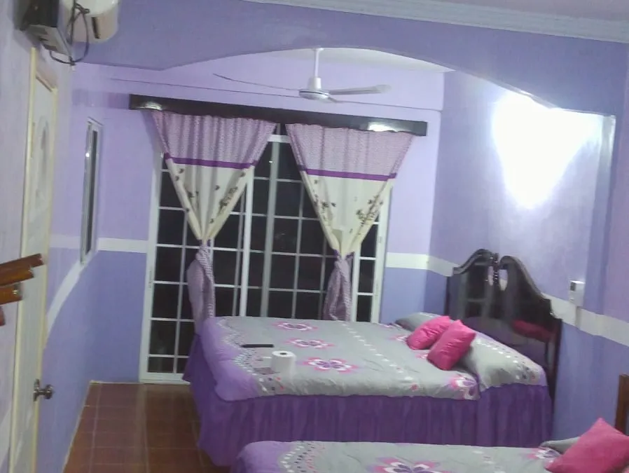 Habitación de Hotel El Pariente con televisión y aire acondicionado