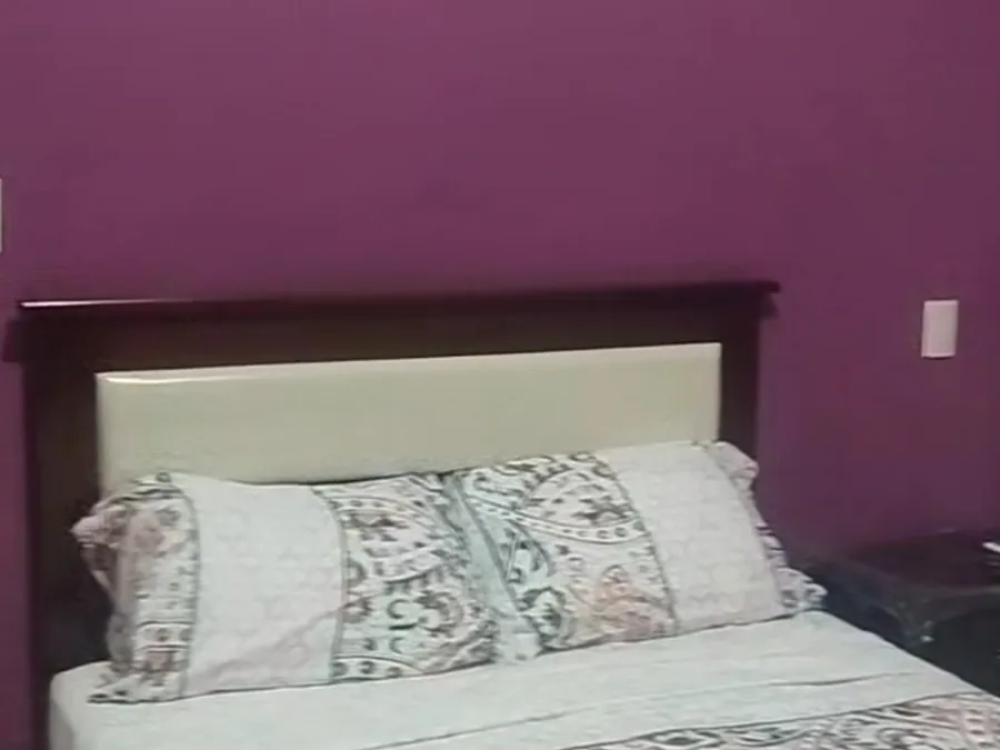 Cama matrimonial de Habitación Piedras Altas con cabecera de madera