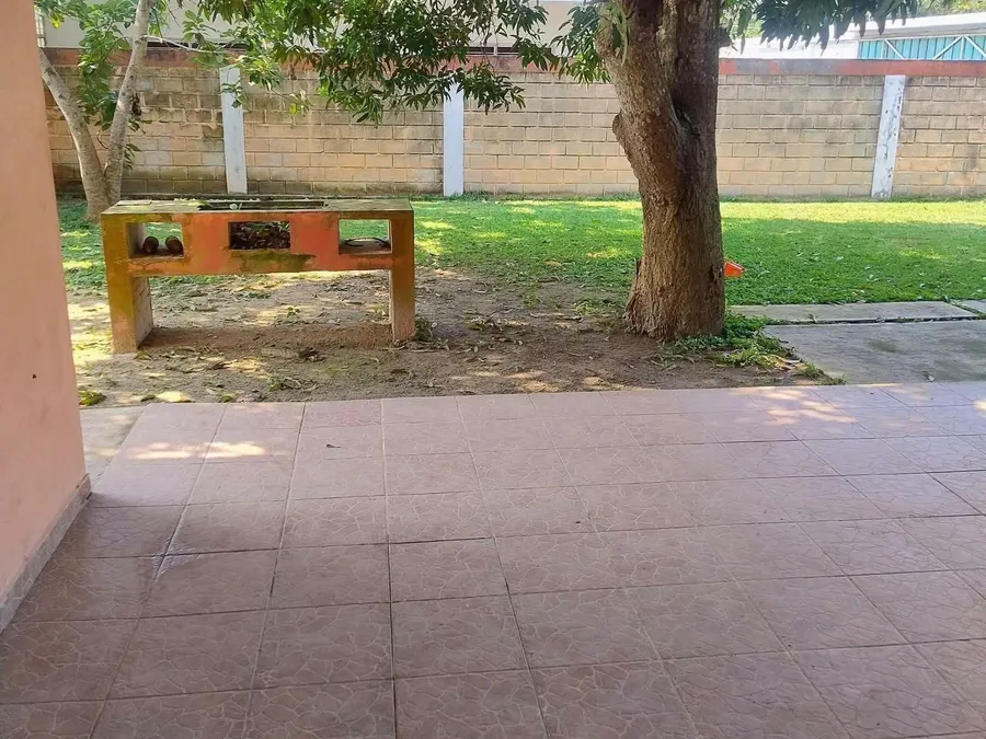 Patio trasero de Casa Ceci con asador de tabique