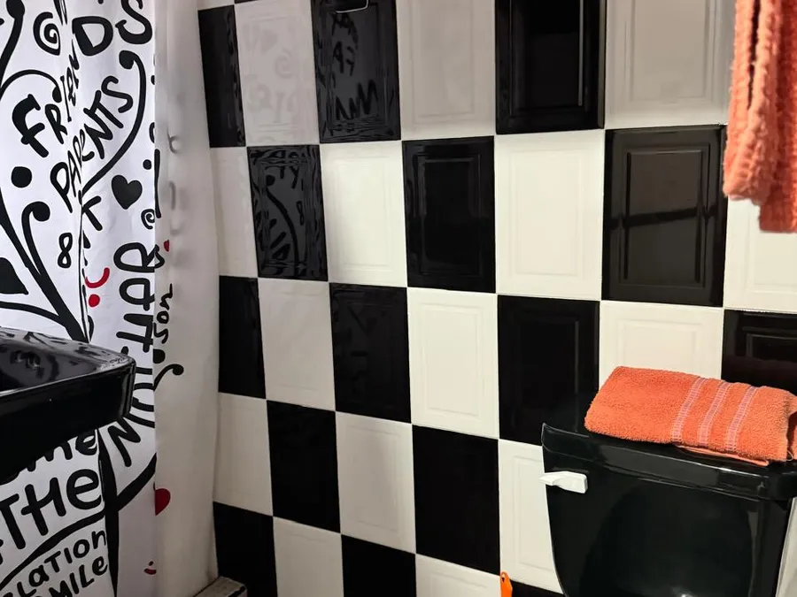 Baño de Casa de Huéspedes Microhotel con azulejo blanco y negro