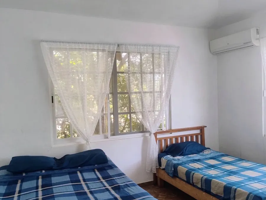 Recámara de Casa Ceci con cama matrimonial y cama individual
